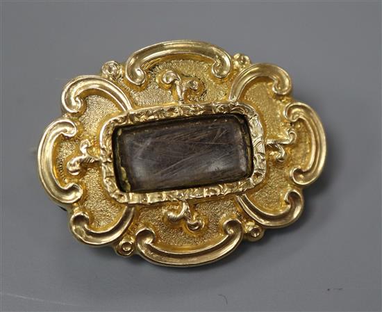 A Victorian yellow metal mourning brooch, with glazed panel, 25mm.